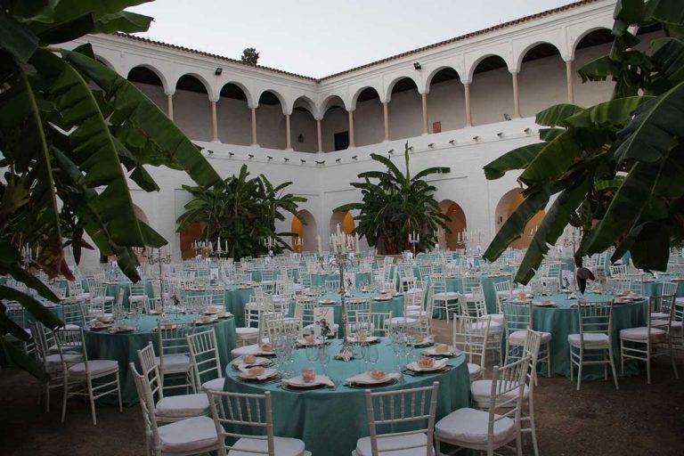 Celebración de boda en exterior en el claustro del Monasterio de Santa Clara en Moguer (Huelva)
