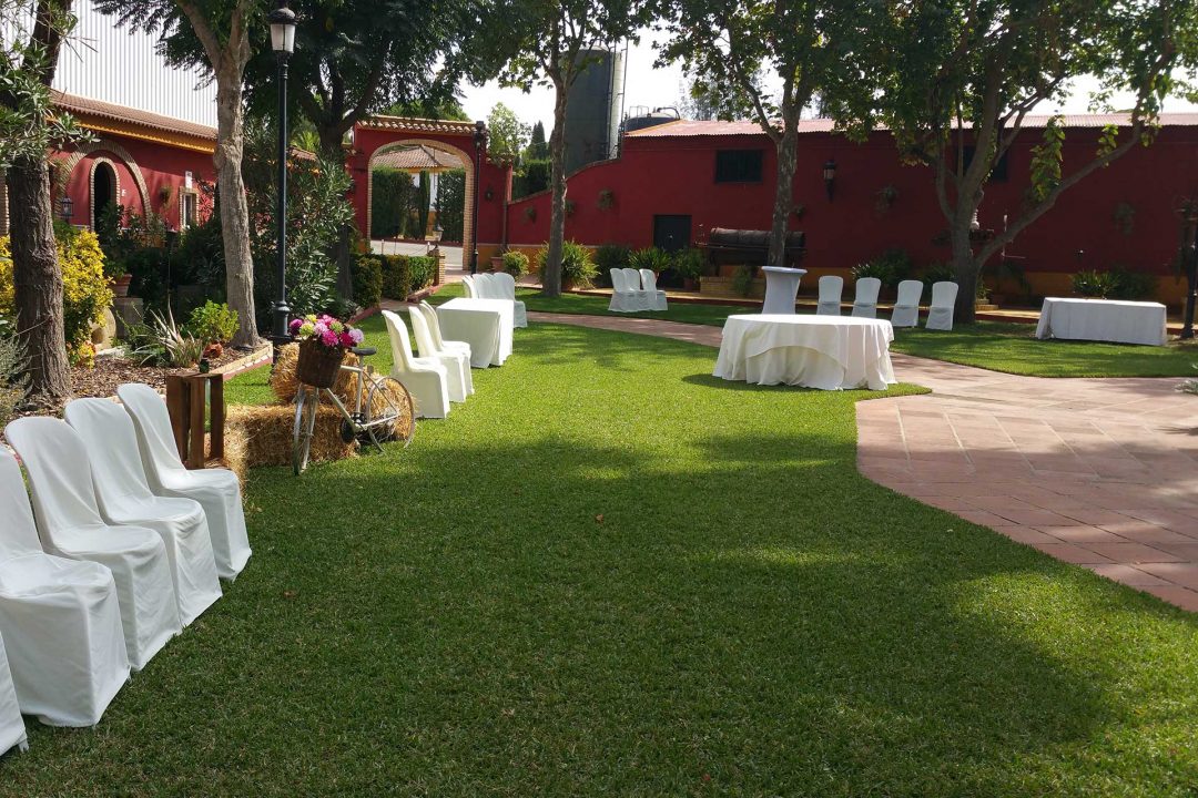 Jardín exterior para recepción de boda en Finca la Reunida, Niebla